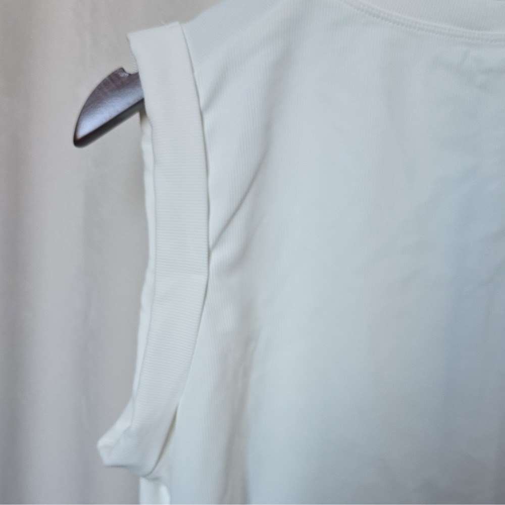 NWT Halara cropped yoga tank. Breathable, stretchy & pet-hair resistant. Size L. - Picture 7 of 12